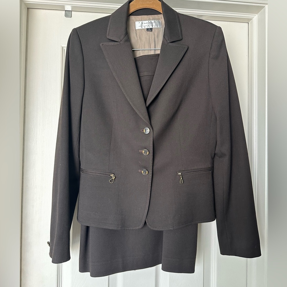 Tahari women’s suit
